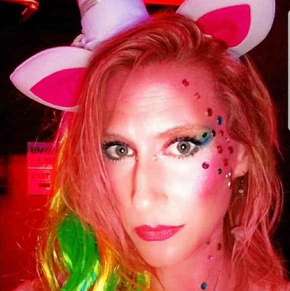 Suggested User + Posh Ambassador ๐คฉ Hello Gorgeous - Picture 3 of 8